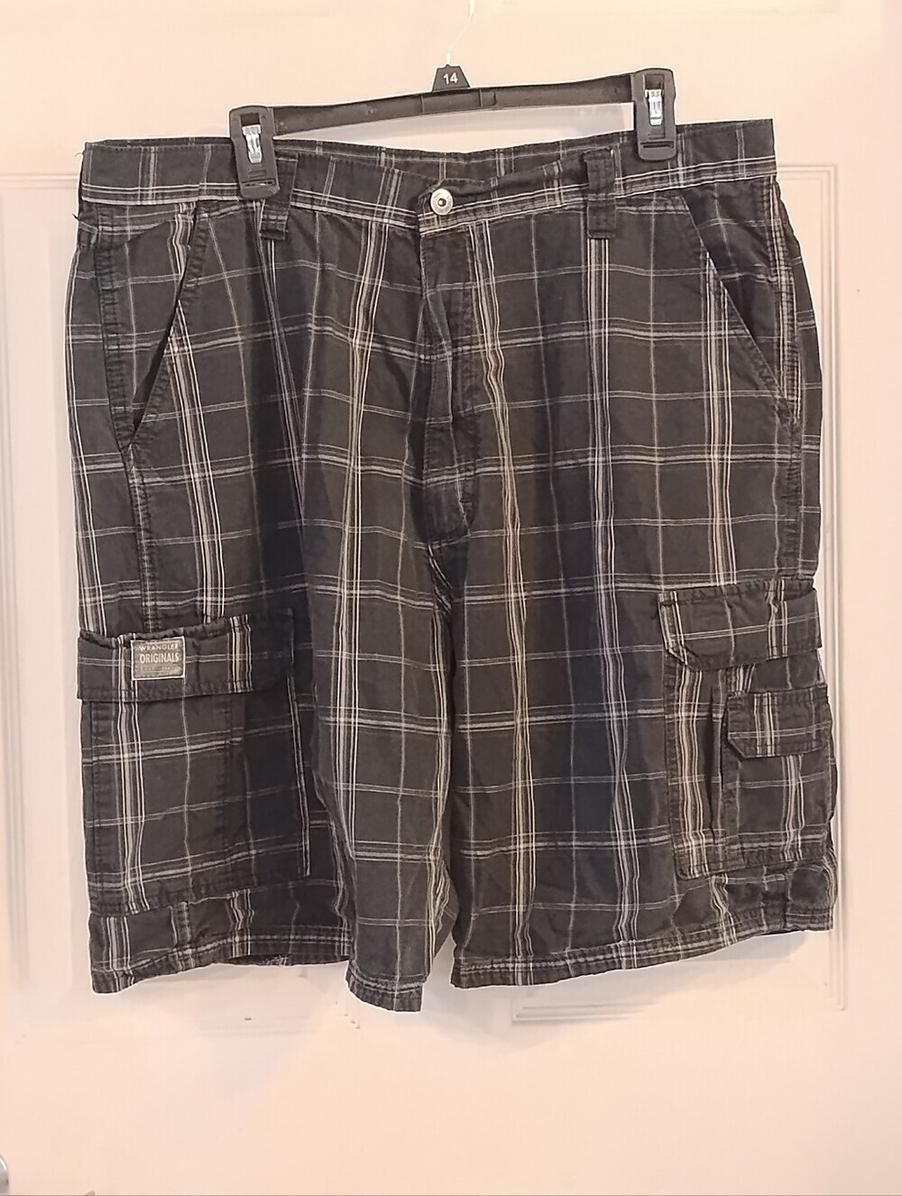 Wrangler Black Plaid Cargo Shorts Multiple flap & Side Pockets, Size 38